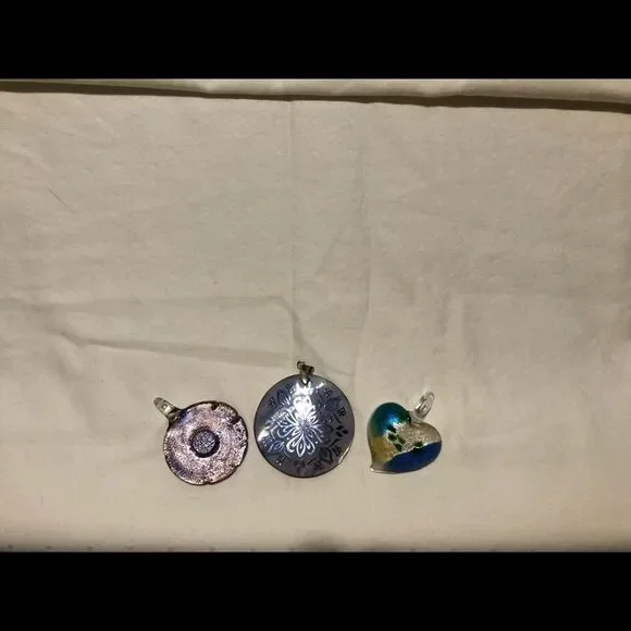 3 Pendants - Picture 5 of 5